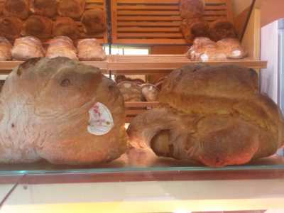 Il pane � detto anche skuan�te, cio� accavallato, soprannome che deriva dalla sua forma